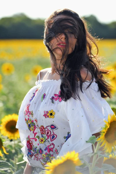 Meisje in shirt — Stockfoto