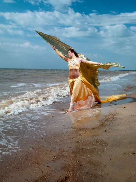 Mädchen auf dem Meer — Stockfoto