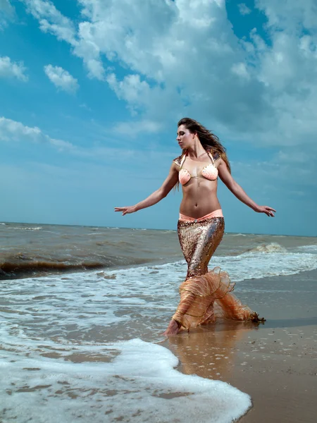 Mädchen auf dem Meer — Stockfoto