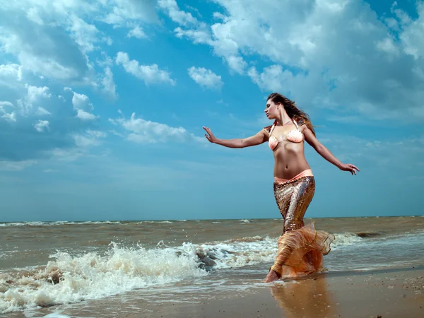 Mädchen auf dem Meer — Stockfoto