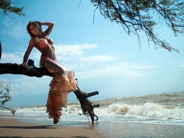 Girl on the sea — Stock Photo, Image