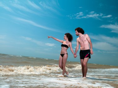 Deniz kenarında bir adamla kız