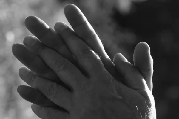Miesten kädet — kuvapankkivalokuva