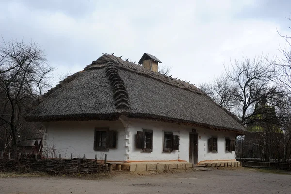 Старый дом и двор — стоковое фото