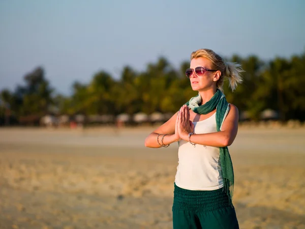 Meisje op het strand — Stockfoto