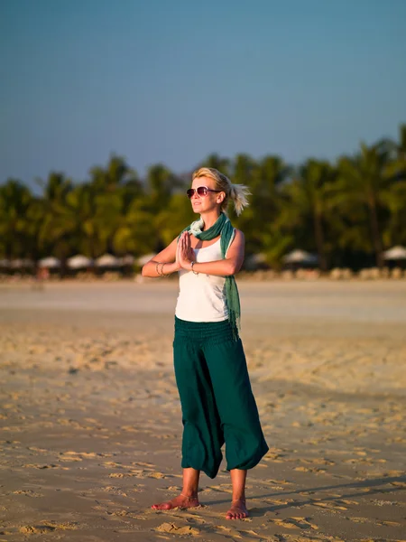 Menina na praia — Fotografia de Stock