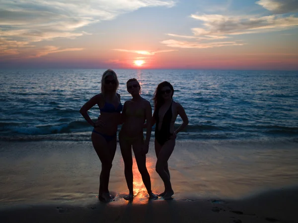 海の 3 人の女の子 — ストック写真