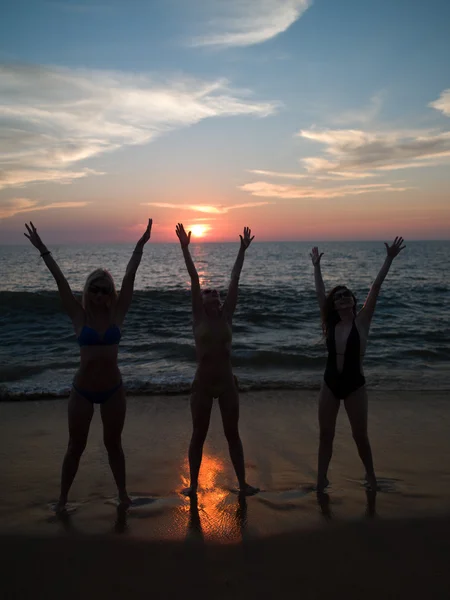 Tre ragazze in mare — Foto Stock