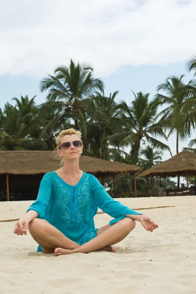 Girl on the beach — Stock Photo, Image