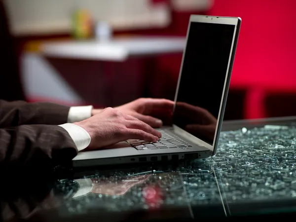 Mãos do homem e laptop — Fotografia de Stock