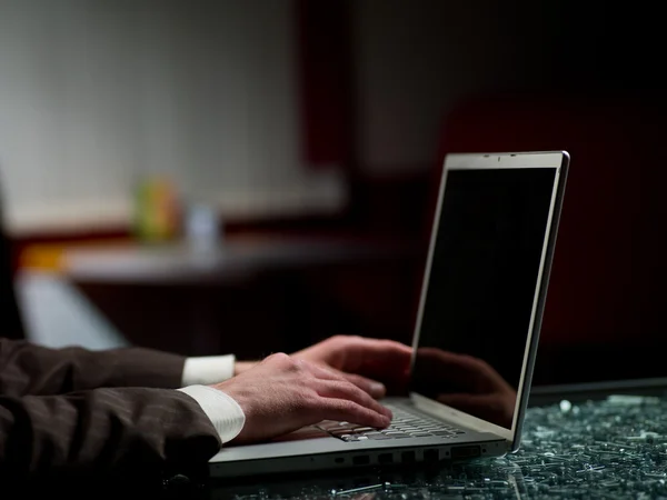 Człowiek w ręce i laptopa — Zdjęcie stockowe