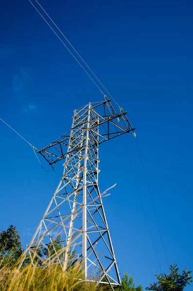 Turm mit Drähten — Stockfoto