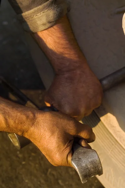 Les mains des hommes au travail — Photo