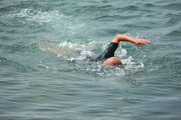 海に浮かんでいる男 — ストック写真