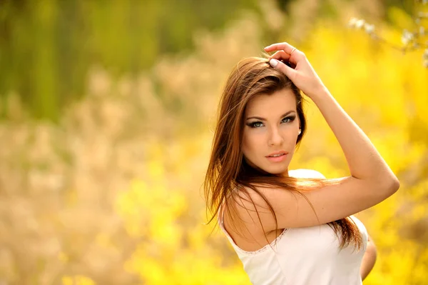 Chica en la naturaleza — Foto de Stock