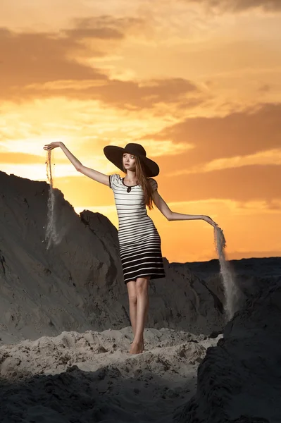 Sahilde güzel bir kız fotoğraf