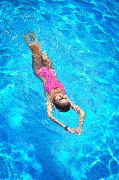 Flicka i en baddräkt水着姿の女の子 — Stockfoto
