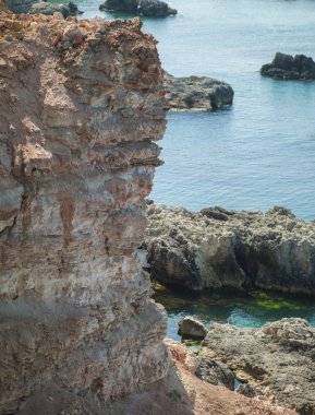Kayalıklı deniz manzarası