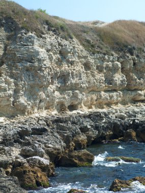 Kayalıklı deniz manzarası