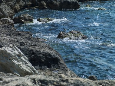 Kayalıklı deniz manzarası