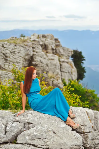 Meisje in jurk op de berg — Stockfoto