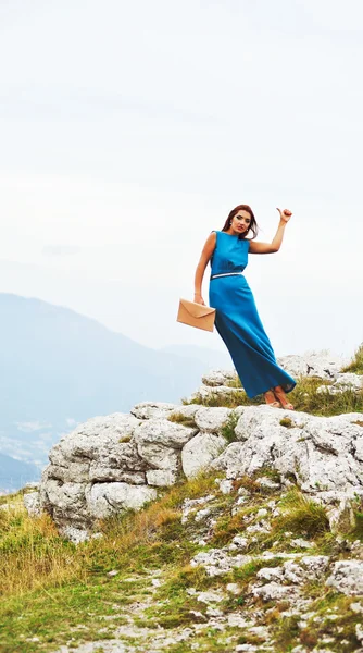 Menina de vestido na montanha — Fotografia de Stock