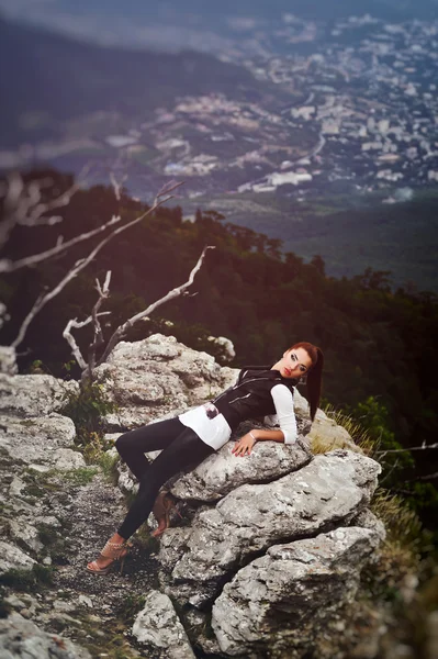 Menina em uma montanha — Fotografia de Stock