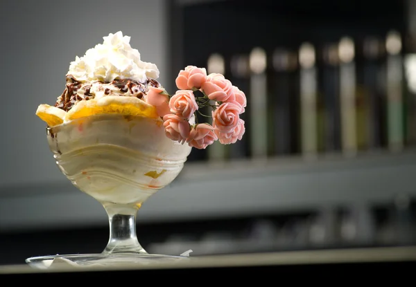 Helado en un plato — Foto de Stock