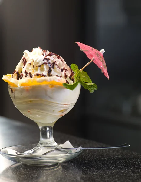 皿のアイスクリーム — ストック写真