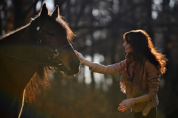 Menina acariciando cavalo — Fotografia de Stock