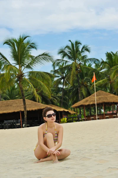 Menina na praia — Fotografia de Stock