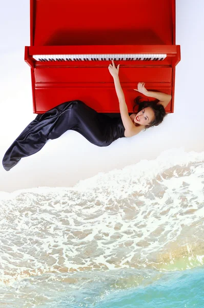 Menina no piano — Fotografia de Stock