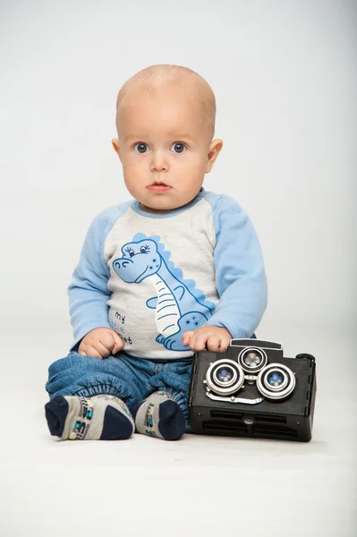 Niño pequeño con una cámara de cine —  Fotos de Stock