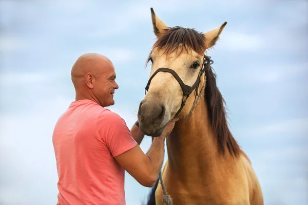 Ein Mann geht mit seinem Pferd — Stockfoto