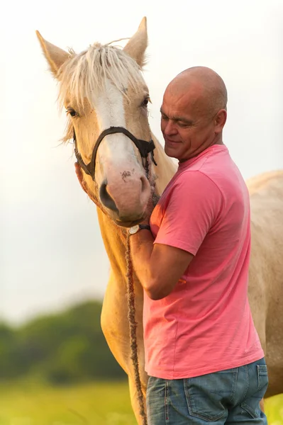 A man walks with his horse — Stock Photo, Image