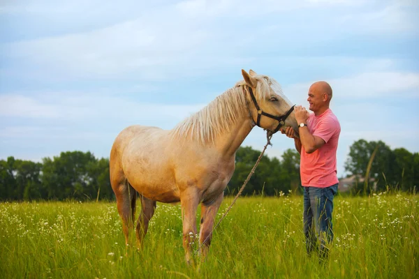 A man walks with his horse — Stock Photo, Image