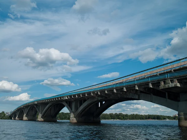 Río Dnipro y puente — Foto de Stock