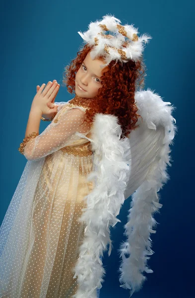 Klein meisje gekleed als een engel — Stockfoto