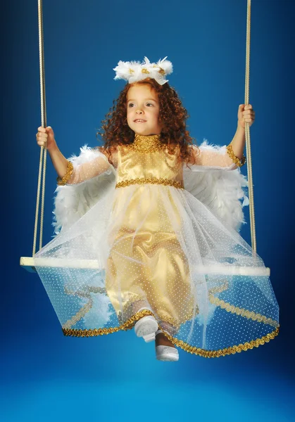 Liten flicka klädd som en ängel — Stockfoto