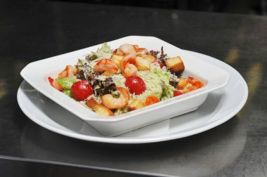 Deniz ürünleri ile çanak