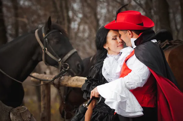 Homme et femme en costume — Photo