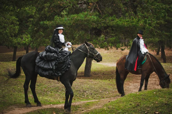 Homme et femme en costume — Photo