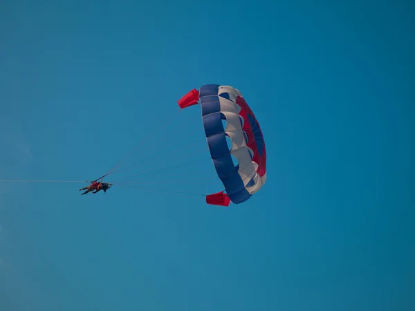Personas con un paracaídas mar — Foto de Stock