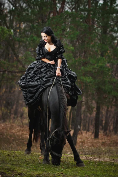 Meisje in kostuum te paard — Stockfoto