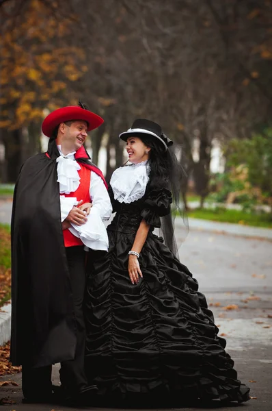 Hombre y mujer disfrazados — Foto de Stock