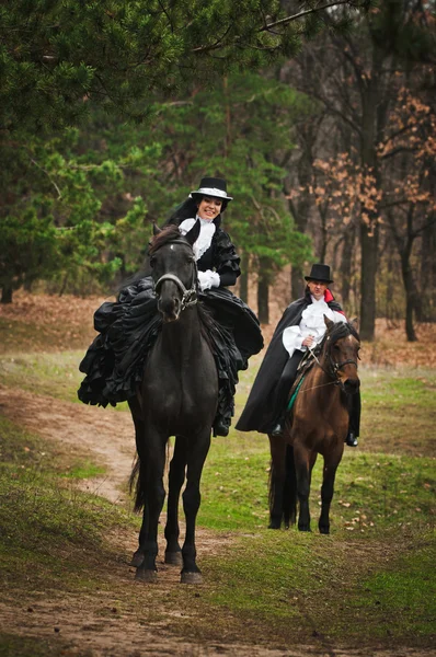 Homme et femme en costume — Photo