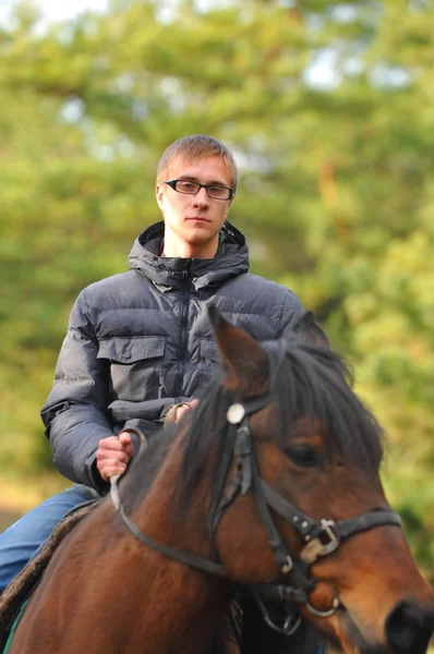 Hombre a caballo. — Foto de Stock