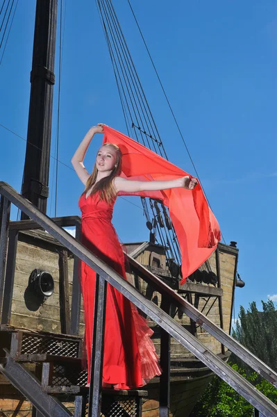 Ragazza con un vestito su una nave — Foto Stock