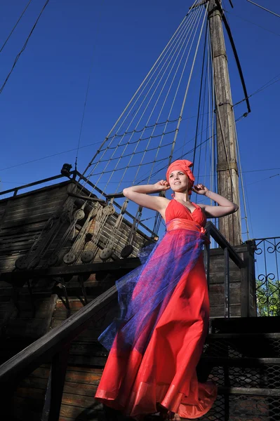 Flicka i en klänning på ett fartyg — Stockfoto