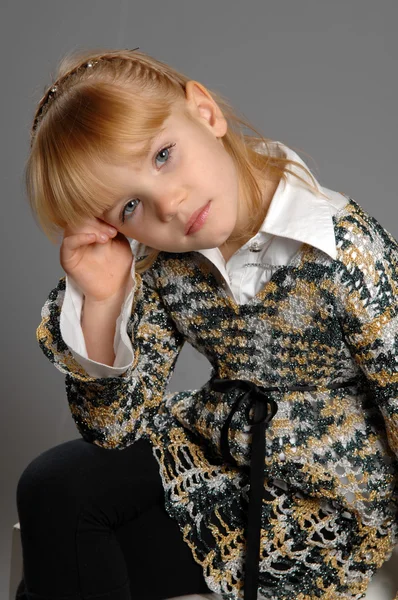 Menina bonito posando em estúdio — Fotografia de Stock